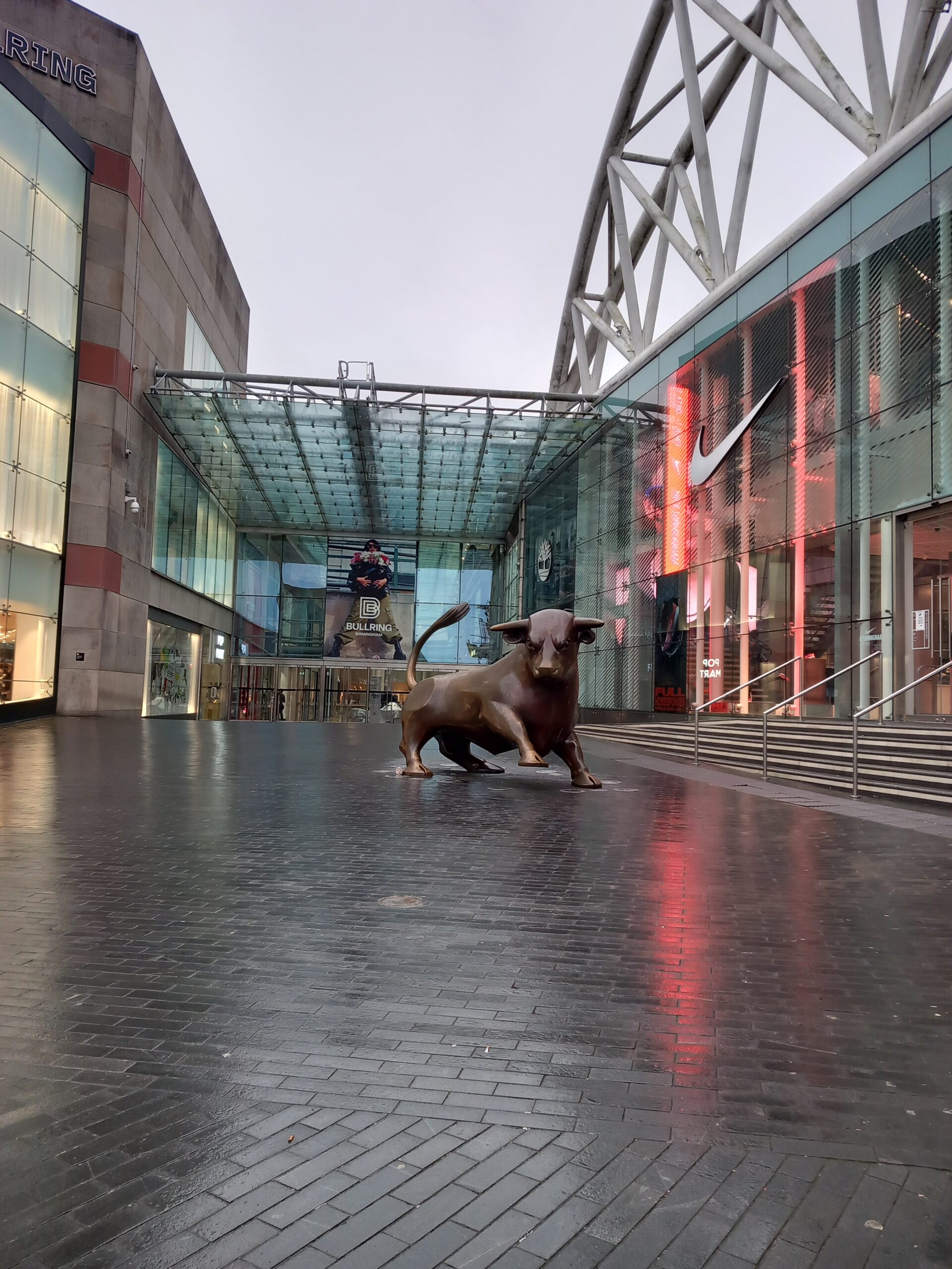 Der Bulle vor dem Bullring in Birmingham